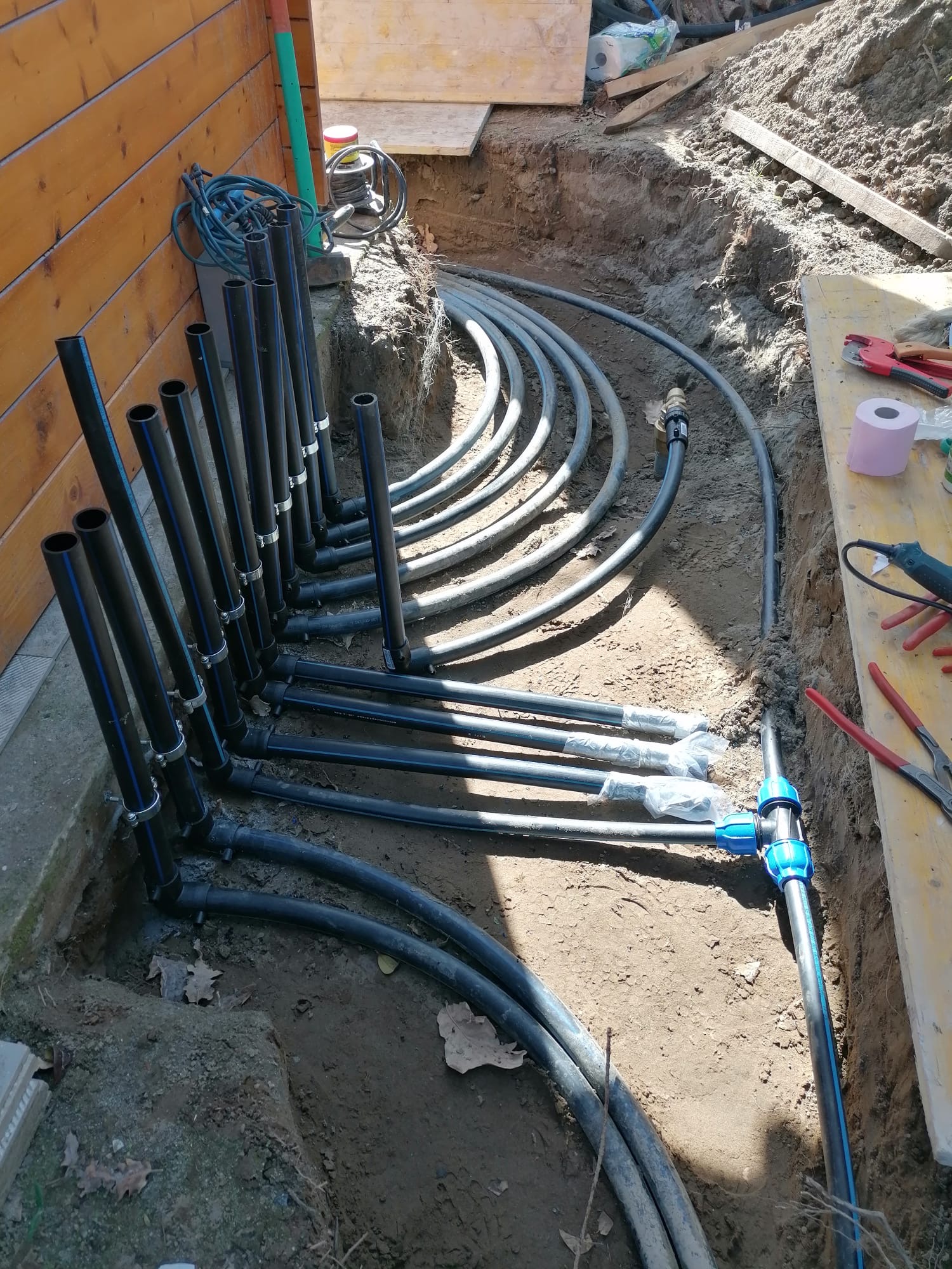 Linee di irrigazione interrate in polietilene posate in scavo